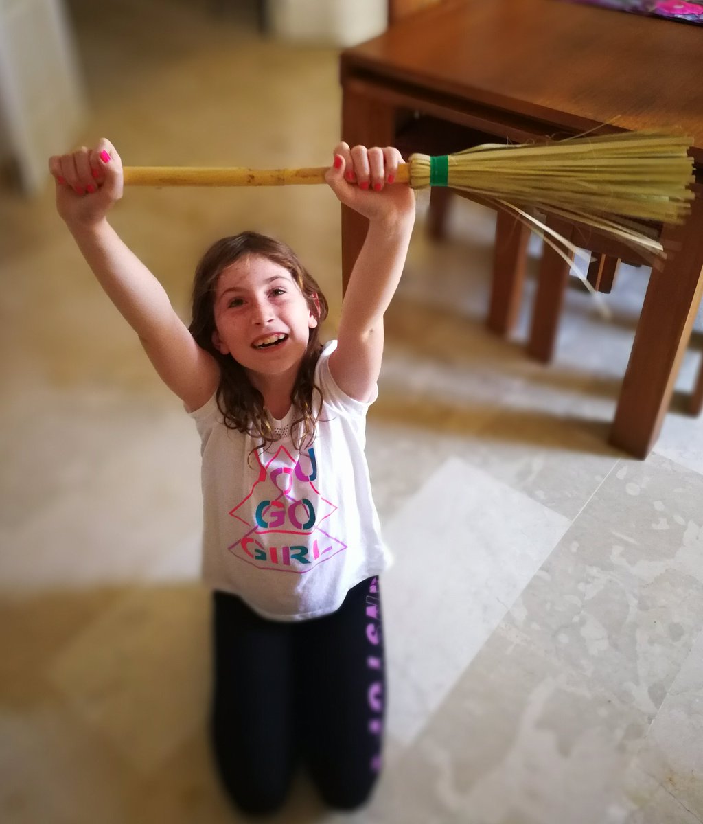 anfifrufi's tweet photo. Mi hija le quitó la escoba al payaso del tren de la bruja, no hay mejor premio posible a los 9 años! #Zapeando974 https://t.co/ERQ6GftMp0