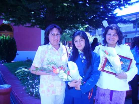 Chicaa_Alee's tweet photo. #MiProfeMG con mis profes en la licenciatura 2008. Las mejores profes de matemáticas y lenguaje @MuchoGustoMEGA https://t.co/YgGvv2JFn1