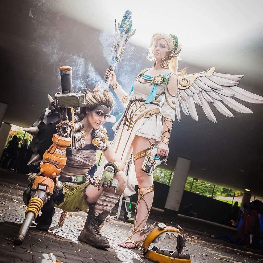 bakkaCosplay's tweet photo. @Larawwww &amp; @bakkaCosplay
Photo: Andy K.♡

#WhereIsYourLeg #HowDidYouDoWithTheLeg #mercycosplay #overwatch #OverwatchCosplay #JunkratCosplay https://t.co/jtfc30McpU
