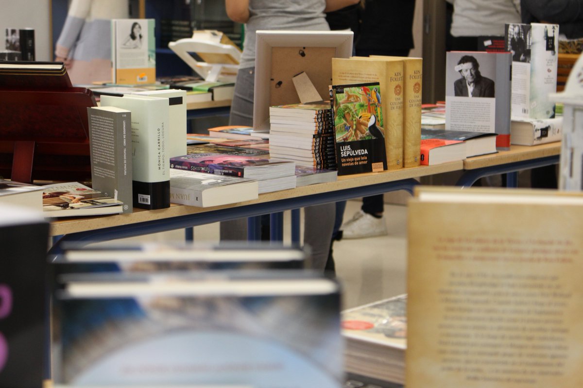 Hoy 16 de Octubre queda inaugurada la Feria del Libro 2017-2018 en el IES Cura Valera facebook.com/profile.php?id…