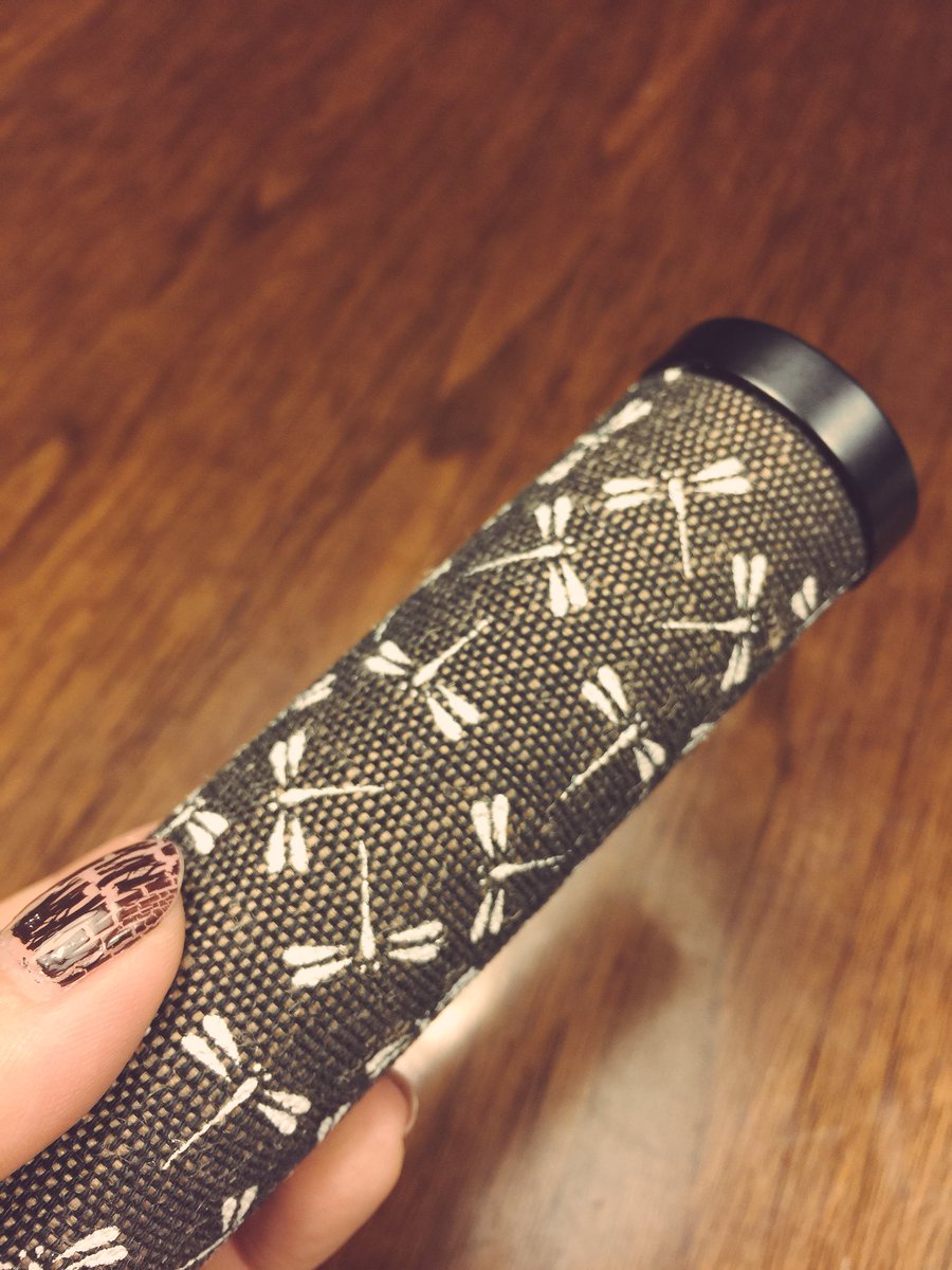 terue_photo's tweet image. カーキ色のハンドルを探し回り色々と悩んだ挙句。
トンボ柄（和柄）をy'sロードにて購入。
さて。
全体感は如何なものか。

#crossbicycle
#mile112
#ファインダー越しのわたしの世界