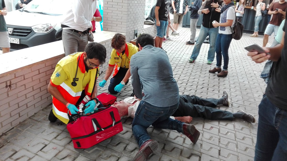 Impactant l'acció de <a href="/Mutua_Terrassa/">MutuaTerrassa</a> a la plaça de La Farinera per conscienciar en el Dia Europeu de l'Aturada Cardíaca #cor #salut