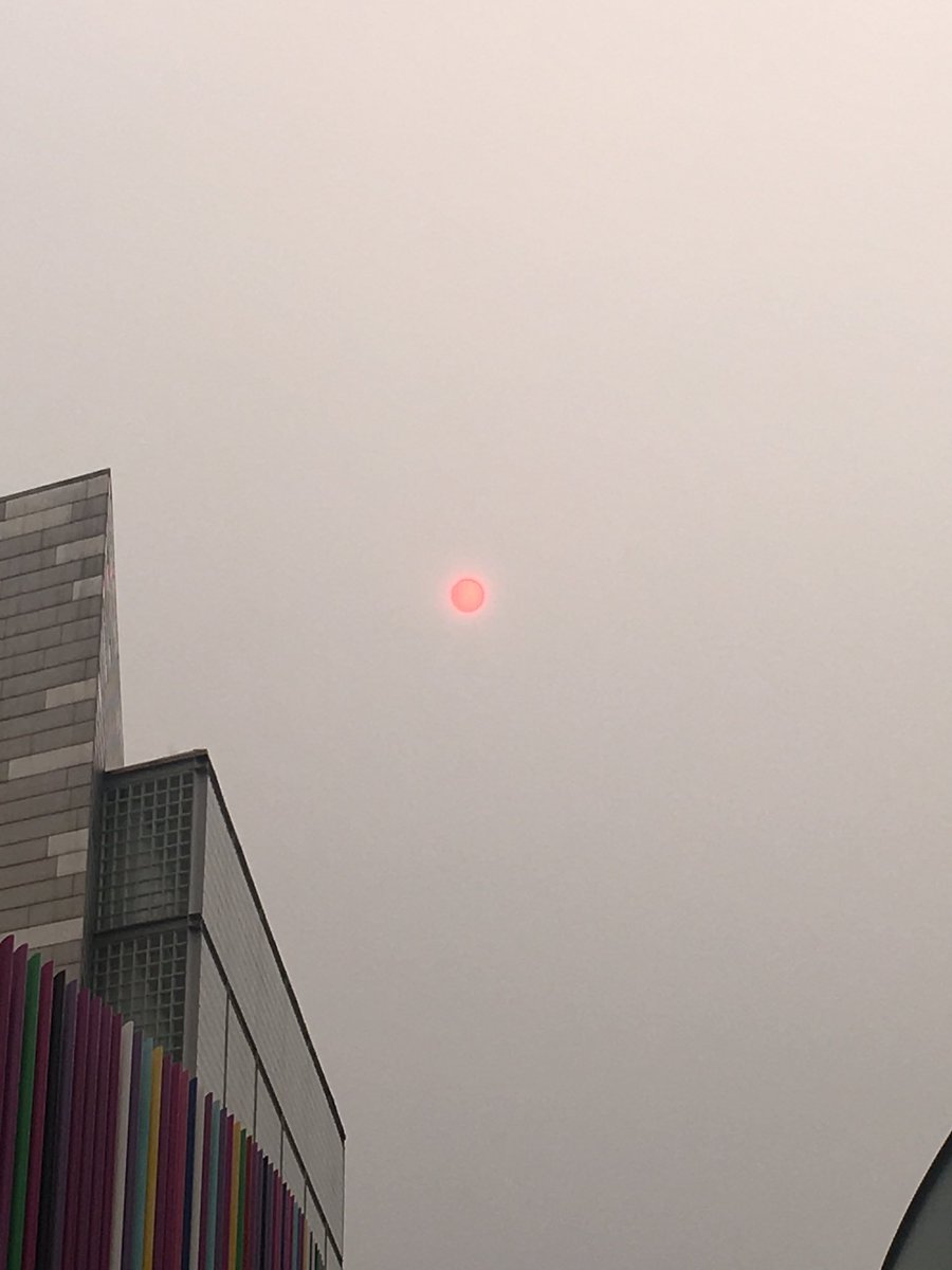 leejambo's tweet photo. Crazy looking sun today #Ophelia https://t.co/qGDeqjHim8