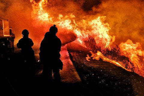 UMEgob's tweet photo. #Noticia Unidad Militar de Emergencias colabora en la extinción de 8 Incendios forestales durante #PuentedelPilar  https://t.co/zPHL3wOyJN https://t.co/QhduxT4Z8z