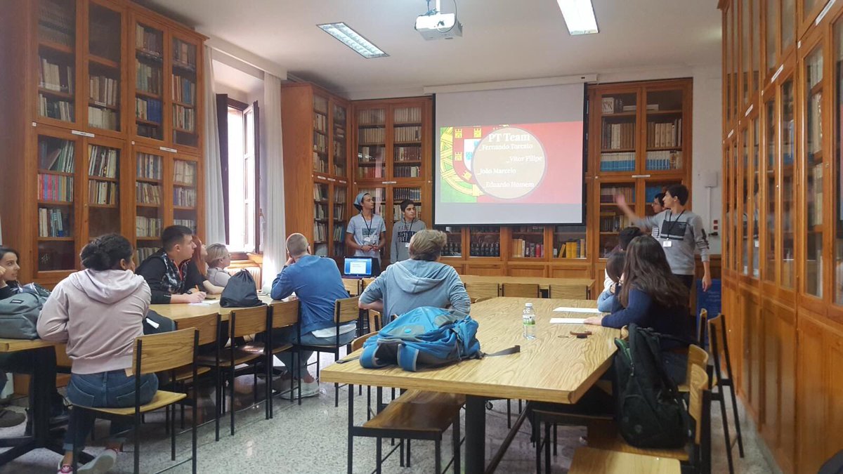 CarmelitasNSCL's tweet photo. Presentación de cada uno de los colegios del encuentro @EUErasmusPlus #3DStudents #leonesp https://t.co/tBTzyBpA7D