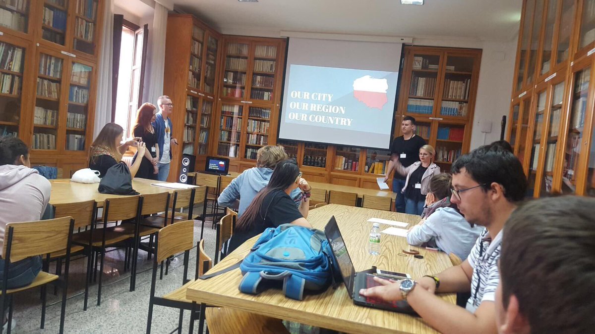 CarmelitasNSCL's tweet photo. Presentación de cada uno de los colegios del encuentro @EUErasmusPlus #3DStudents #leonesp https://t.co/tBTzyBpA7D
