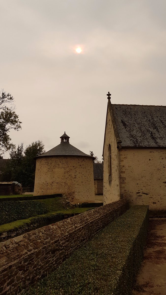 BoisOrcan's tweet photo. Etrange luminosité sur le Bois Orcan aujourd'hui.
#Ophelia #Bretagne #rennes #apocalypse #château #architecture #MonumentHistorique https://t.co/mYPDSDZZws