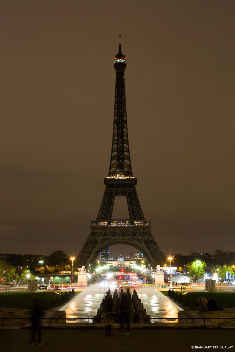Tonight, from midnight, I will turn my lights off to pay tribute to the victims of the Mogadishu attack. #EiffelTower