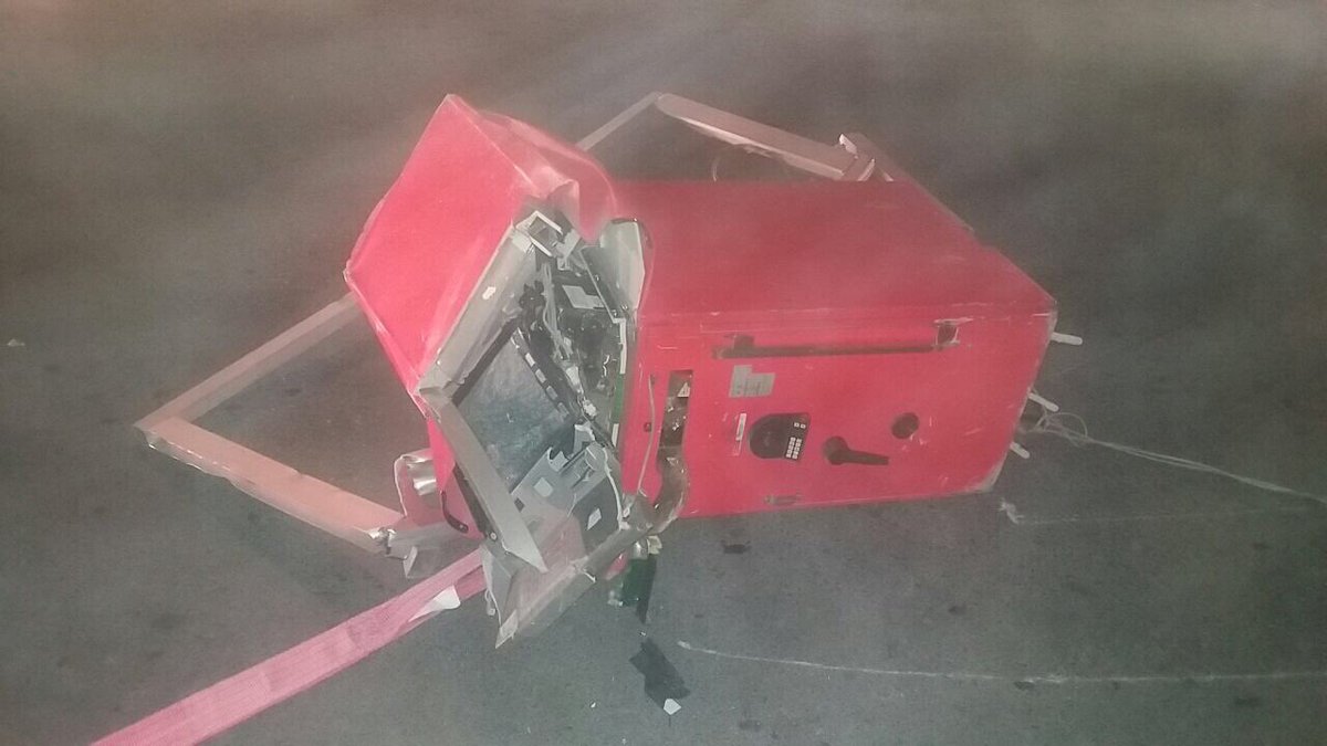 miltonandree's tweet photo. #Saltillo 5 personas con armas cortas vestidas de negro intentaron llevarse Cajero En D Berlanga y Fco coss abandonaron camioneta. https://t.co/7tM3av5v6R