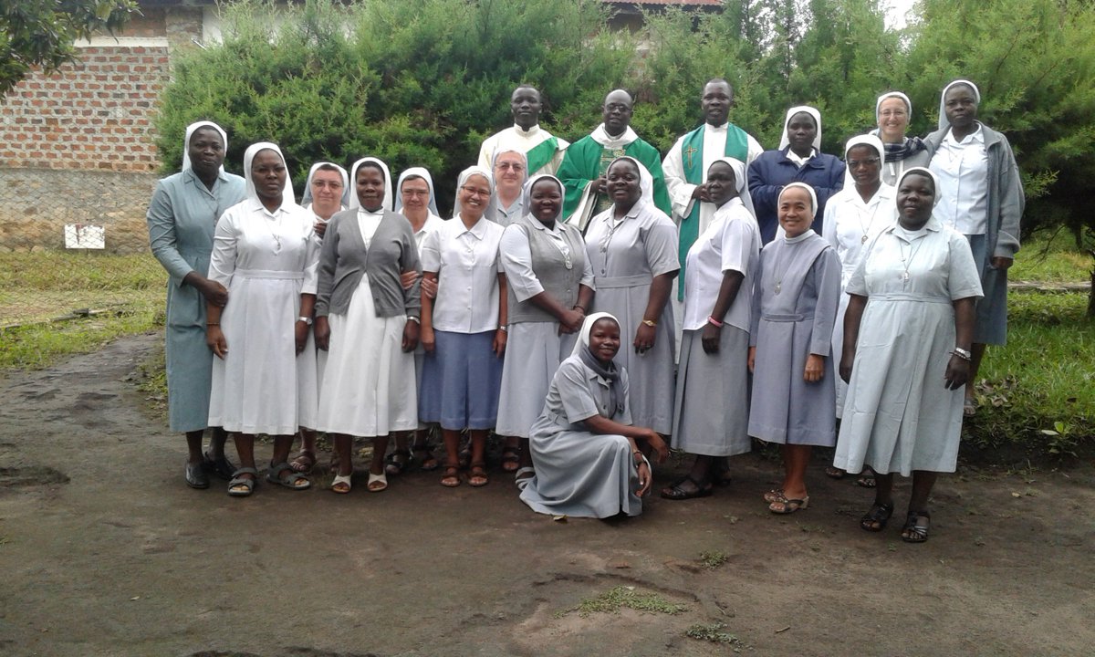 infocanossiane's tweet photo. #Congo 16 Superiore #canossiane seminario; #preghiera, formazione, approfondimento sull' essere responsabili di comunità oggi https://t.co/bhOifqWgVc