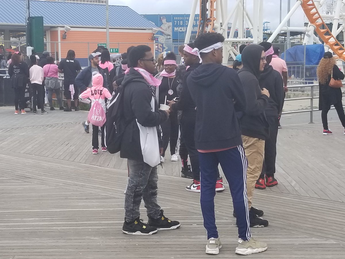 MsRobin105's tweet photo. PSA3-81NCO's PO Nwajei &amp; PO Robin-Edwards show Pink Ribbon Support w/ Youth from Stuy Gardens Houses @NYPDPSA3 @NYPDBklynNorth @NYPDHousing https://t.co/xA9BY7Twcw