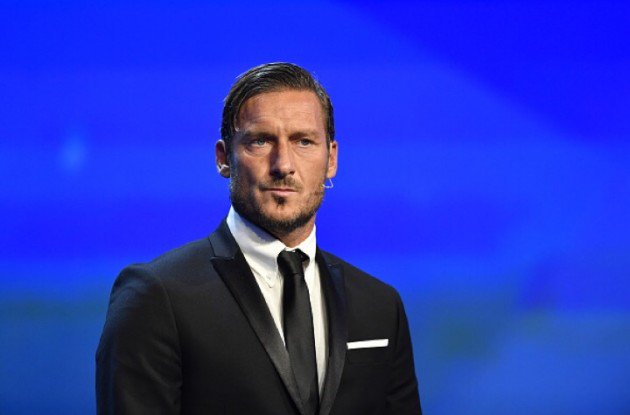 forzaroma's tweet photo. #BestFifaPlayer, #Totti👑: “#Ronaldo, #Messi e #Neymar sono tre alieni”
👉🏼https://t.co/RqrRXJADLq
#ASRoma https://t.co/1SwT39KmfR