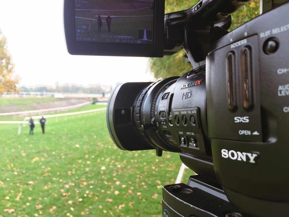 MstreamLive's tweet photo. Des feuilles, des Jockeys et des chevaux pour ce dispositif multi-cam à l’Hippodrome du Petit Port 🎥🏇🏽 https://t.co/rv7ZTqGuRc
