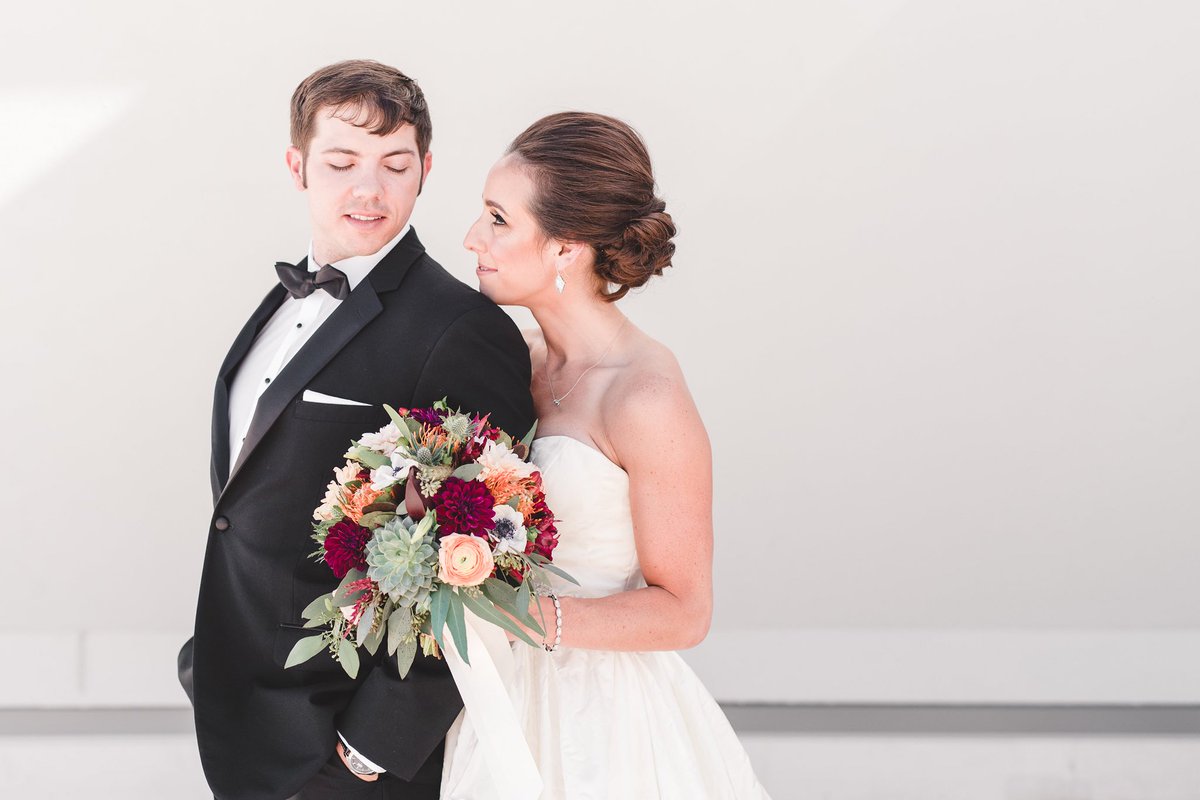 Posh_Floral's tweet photo. Sarah’s fall bouquet is #poshfloralperfection! 
Image: Lindsay Davenport Photography https://t.co/k3y0IEkmM1