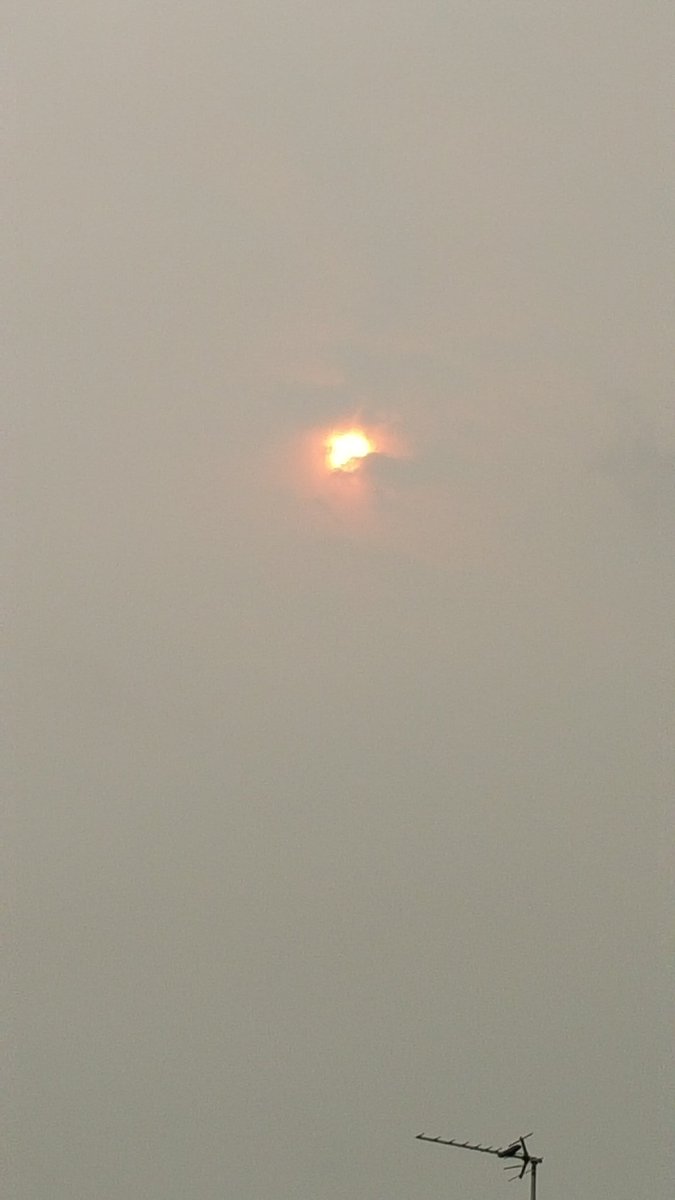 ToeSharman's tweet photo. Strange looking mid day sun looks more like a sunset π― #strangesun https://t.co/M76qPDwvRd