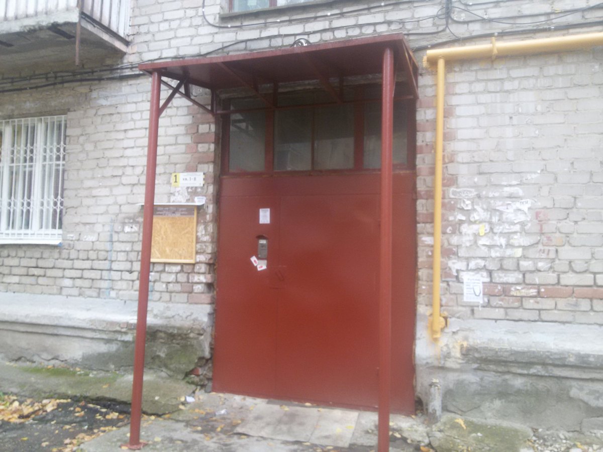 Ремонт входных групп ул.Полбина, 15. Установка информационных досок.