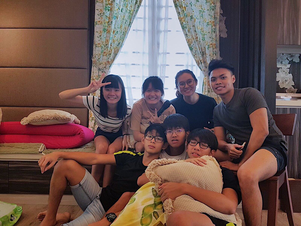 fikofebriyan's tweet photo. They make JB enjoyable 🌭🍕🍔 https://t.co/gm6blYtPls