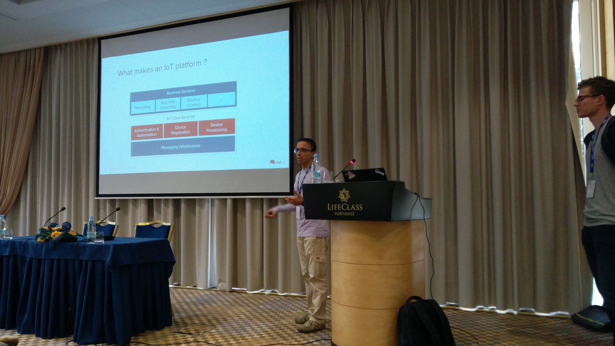 mernin's tweet image. Intriguing talk on #EnMasse, an open source messaging service in the cloud powered by @openshift @ppatierno and @lulf at @sioug_si #JavaSi17