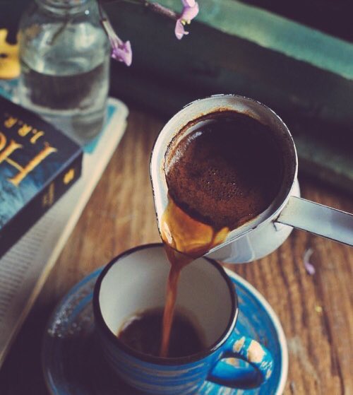 1m7ll's tweet photo. يٓتٓأنْق المساء بِ فنجان  مِن القٓهوة .☕️💗
.
.
#مسآء الورد https://t.co/BO5VpTv9BN