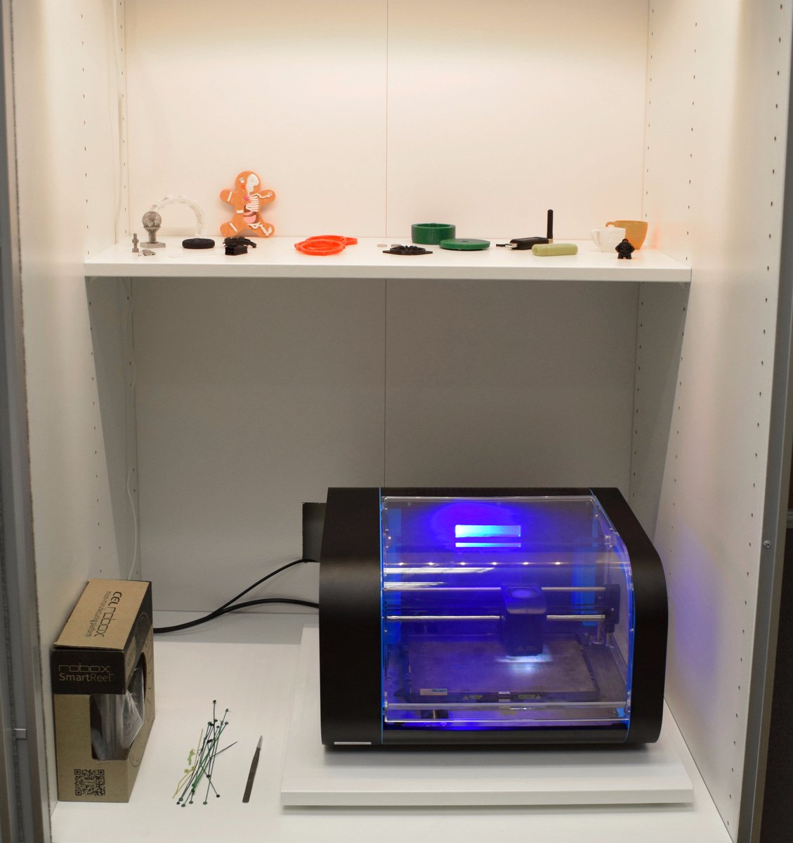 salsusdesign's tweet photo. Inspired by our trip to @TCTEvents we have our own display our @CELRobox capabilities #design #productdesign #3Dprinting #display #3dprinter https://t.co/X8BDLFlNUZ