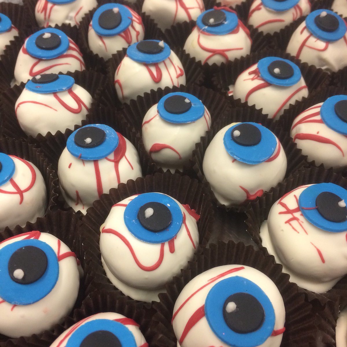 SweetTBakeshop's tweet photo. ๐eyeball cake bombs! ๐๐ปโฐ๏ธ๐ท #halloween #boo #trickortreat #halloweendesserts #cakebombs #eyeballs https://t.co/UWztnHWix0