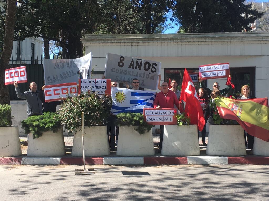 CCOO_Uruguay's tweet photo. En estos momentos en la puerta del Consulado de España en Montevideo.
Huelga global de todo el Servicio Exterior!!! https://t.co/ObVVJdpVTt