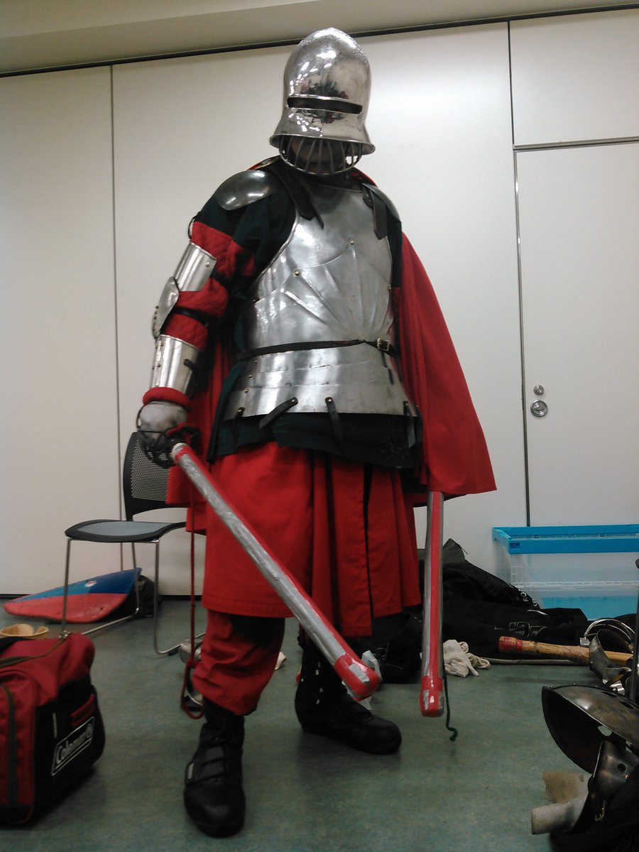 王子練習会 西洋剣術練習会 No Twitter マントとスカートを身に着けてプレートアーマー装備 あえて双剣使いっぽく 肩鎧は小型のものにしました 見る人見ればわかりますが ファンタジー装備なのですよ それでも お祭りでステージを見ていただいた方などに