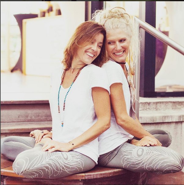 bynjfrance's tweet photo. Sublime photo de Charlotte Saint Jean et de son amie, qui porte un de mes #modèles #unique ! N'hésitez pas à passer commande via la rubrique  "Personnalisation" du site https://t.co/P54kfXEP0m
#bijoux #mala #madeinFrance #charlottesaintjean https://t.co/eRyCgwGX7p