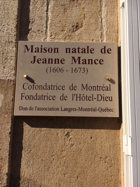 Quebec_FR's tweet photo. Dévoilement d’une plaque commémorative à #Langres sur la maison de Jeanne Mance à l'occasion du #375e de Montréal https://t.co/MMCsIpsPmb https://t.co/psRc3C5DgQ