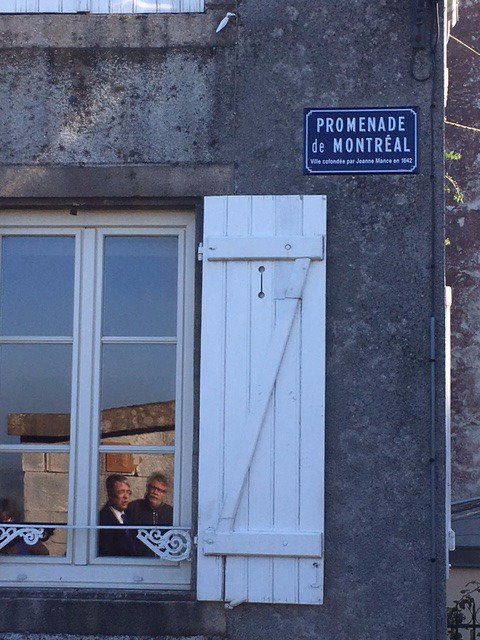 Quebec_FR's tweet photo. Dévoilement d’une plaque commémorative à #Langres sur la maison de Jeanne Mance à l'occasion du #375e de Montréal https://t.co/MMCsIpsPmb https://t.co/psRc3C5DgQ