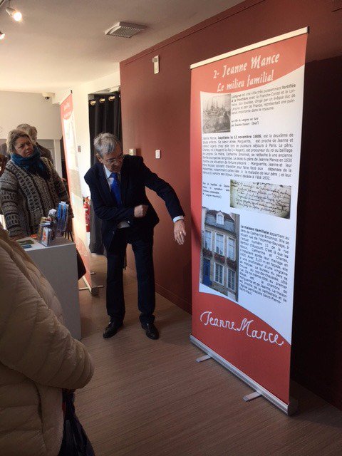 Quebec_FR's tweet photo. Dévoilement d’une plaque commémorative à #Langres sur la maison de Jeanne Mance à l'occasion du #375e de Montréal https://t.co/MMCsIpsPmb https://t.co/psRc3C5DgQ