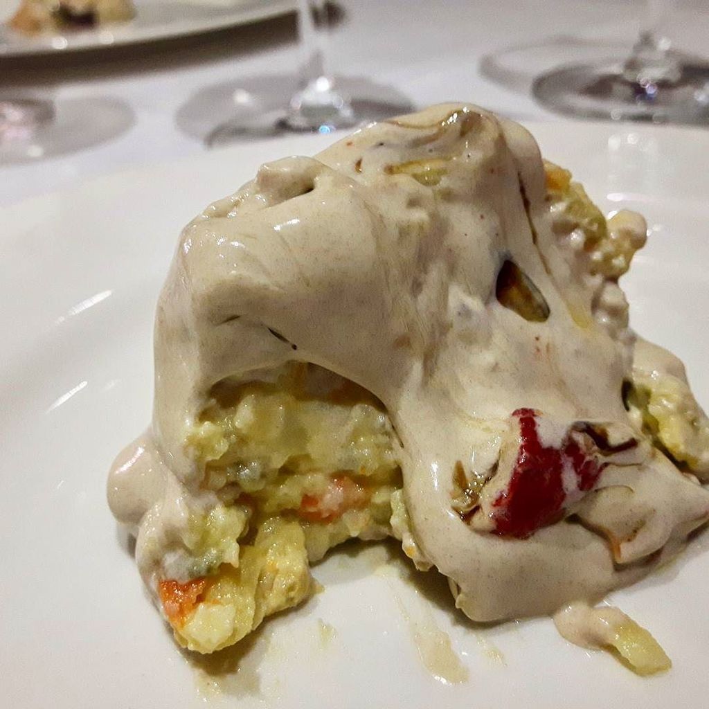 Espaciossecreto's tweet photo. Ensaladilla rusa estilo @Gaztelupe con ali oli de ajo negro. Buenísima. Taberna Gaztelupe en #Madrid . #foodlove #… https://t.co/4bTF0q3ZpA https://t.co/GFEhfFpfuD