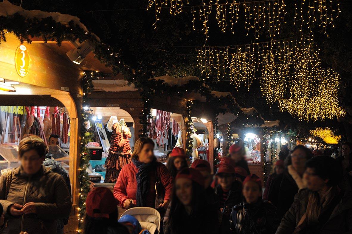comune_salerno's tweet photo. Avviso pubblico Mercatini di Natale 2017 (8 dicembre-8 gennaio). Bando e modulistica qui: https://t.co/74idmfObZO https://t.co/mlOx9tZhVj