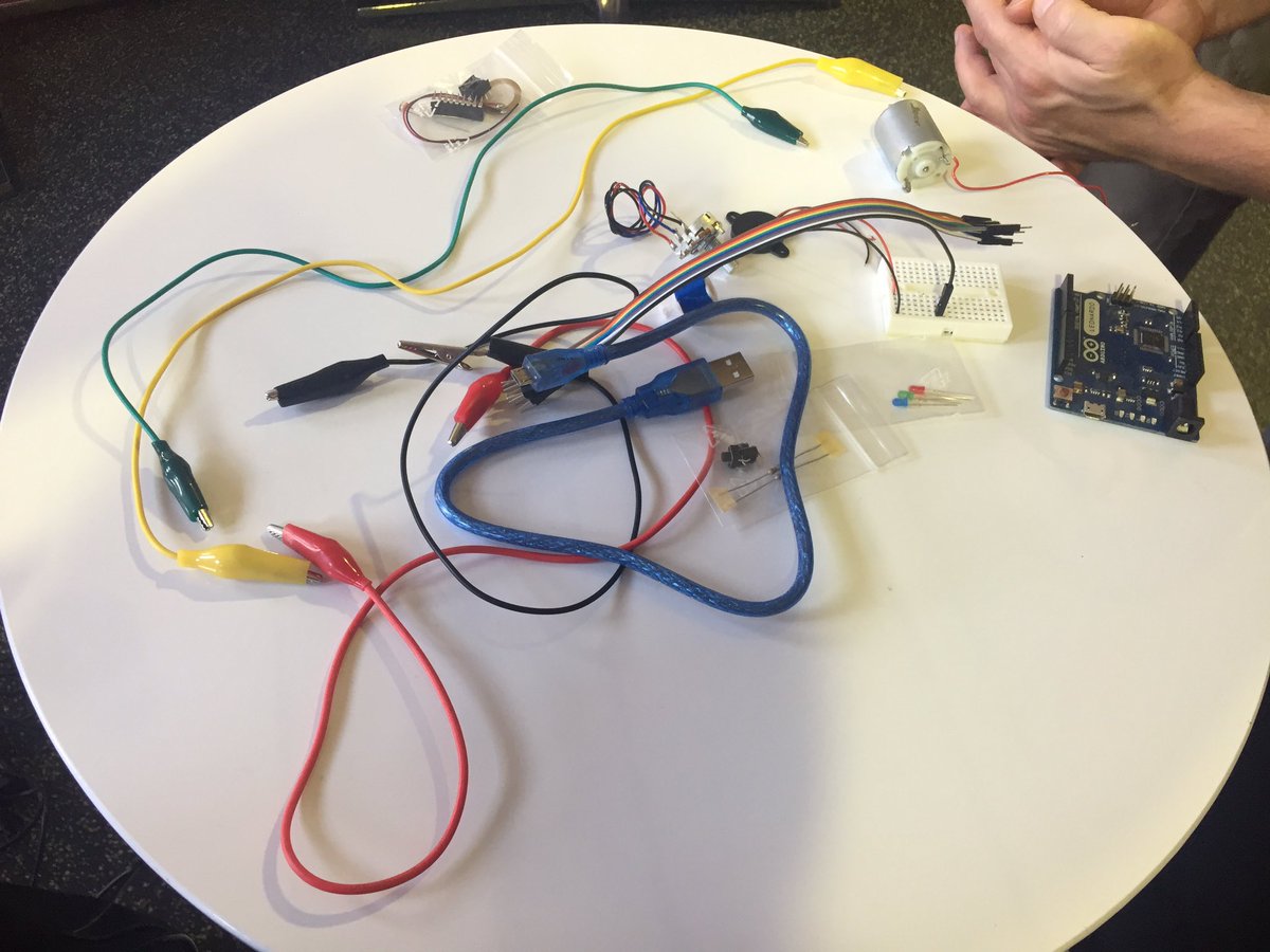 chwen_s's tweet photo. Nu lär vi oss om arduino. Kanske blir det programmering på hög snart 😁 #solskol #Runbacka #Makerdays https://t.co/T1qPMDVWsH