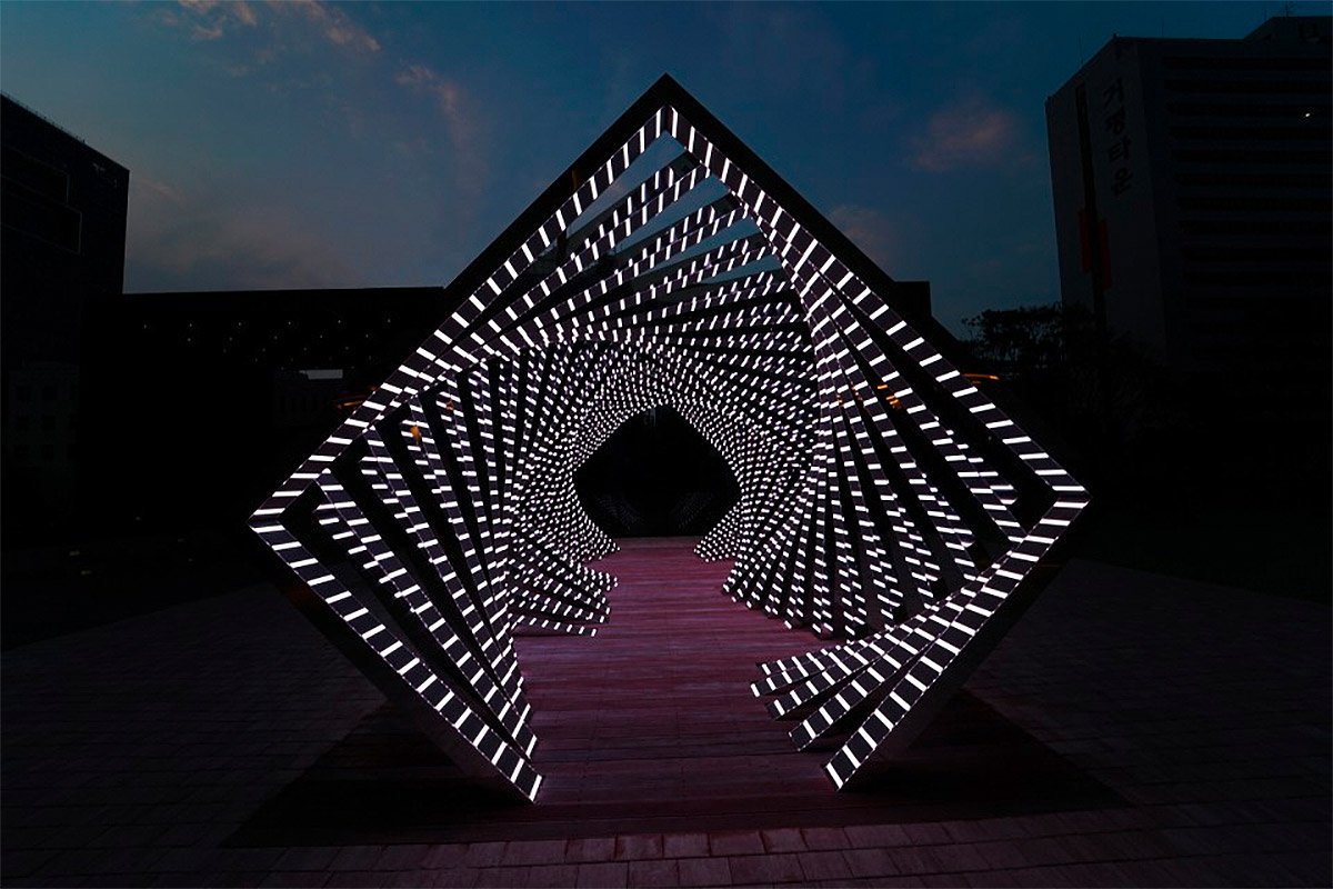 FLondonAcademy's tweet photo. Light installation called 'Accumulation' by Yang Minha, this LED light tunnel expresses the accumulation of time 😲⏱ #light #installation https://t.co/G9cLmJ4lKN