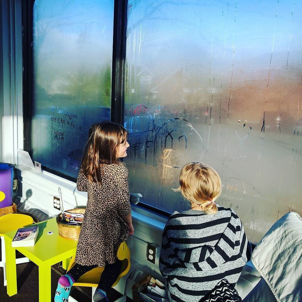 OakLearners's tweet photo. Foggy windows mean a new canvas for art this morning! #windowwriting #fallmorning https://t.co/08dtayOaGS
