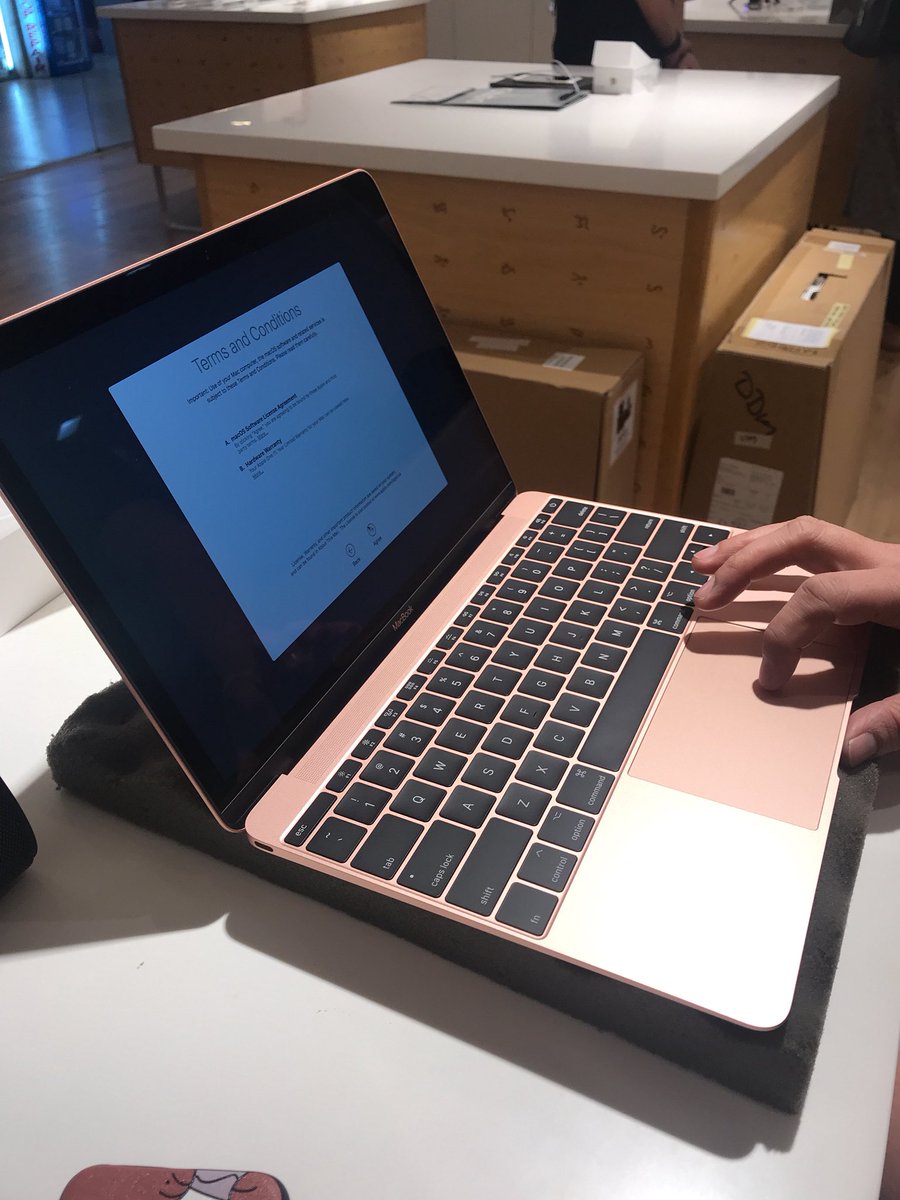Kimoratan's tweet image. Loving my #MacBookRosegold