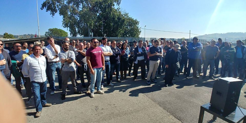 ClashCityWorker's tweet photo. #Teramo: vertenza #Hatria
Da 3 settimane i lavoratori della fabbrica sono in sciopero e presidiano i cancelli https://t.co/8GeK4ZV2cF https://t.co/7zimX7jmYm