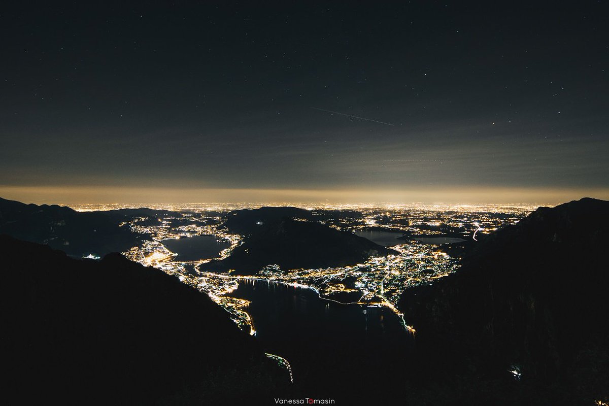 #LakeComo by night "shines bright like a diamond"! 💎 #InLombardia #AutumnInLombardia
Pic by: Vanessa Tomasin