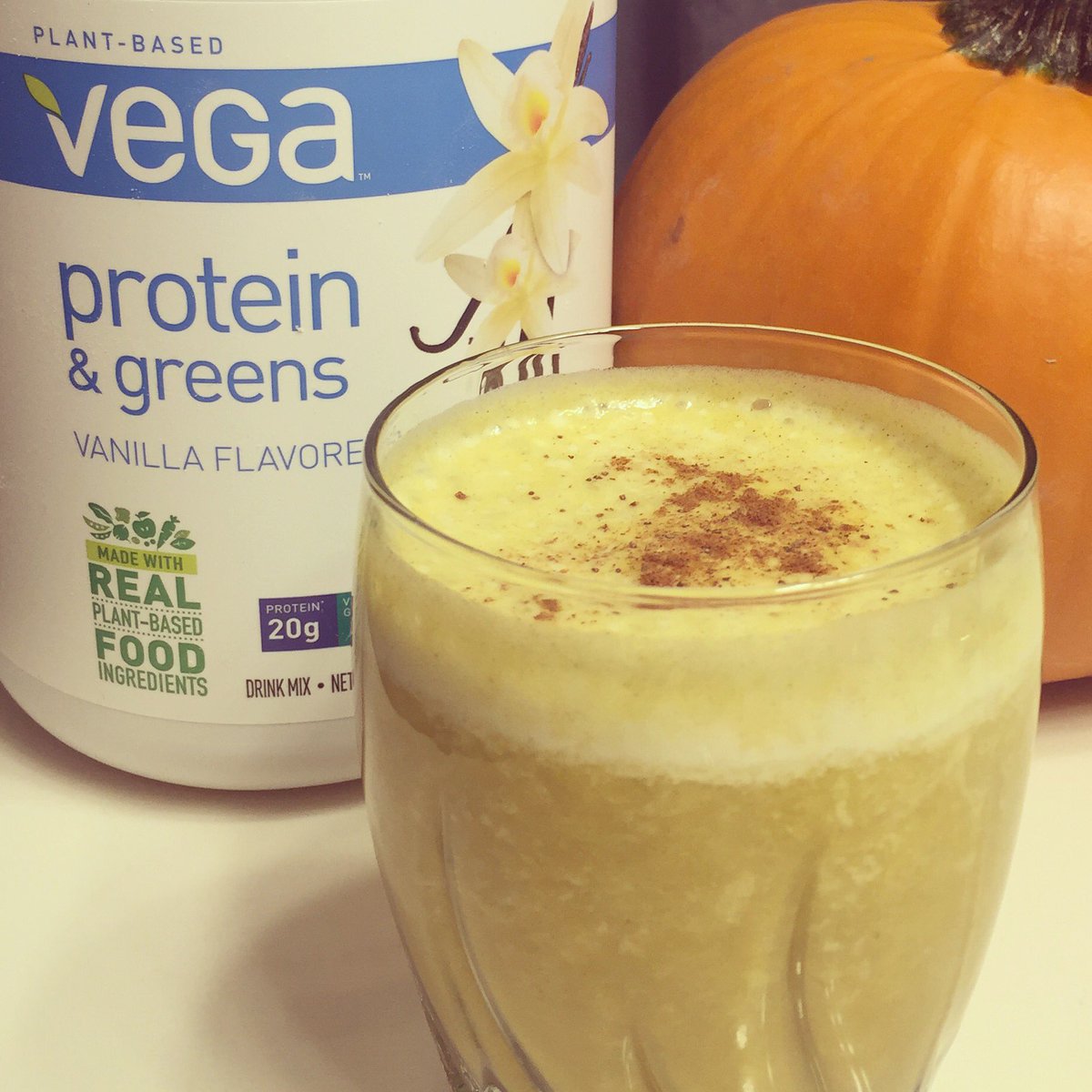 SamaleeAllen's tweet photo. Day 16 of #31DaysOfPumpkin PUMPKIN & Orange Smoothie: @vega_team Vanilla + 1/4c pumpkin + OJ w/ nutmeg!
#inyourfacewithplantbased 🎃 #vegan https://t.co/qCDRaXxIzJ