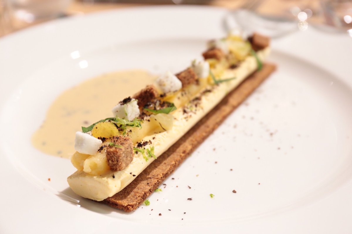 FrenchementBon's tweet photo. Dessert de folie par Cédric Béchade pour La Table du comté ! 🍋 # pastry https://t.co/AG93esZfas
