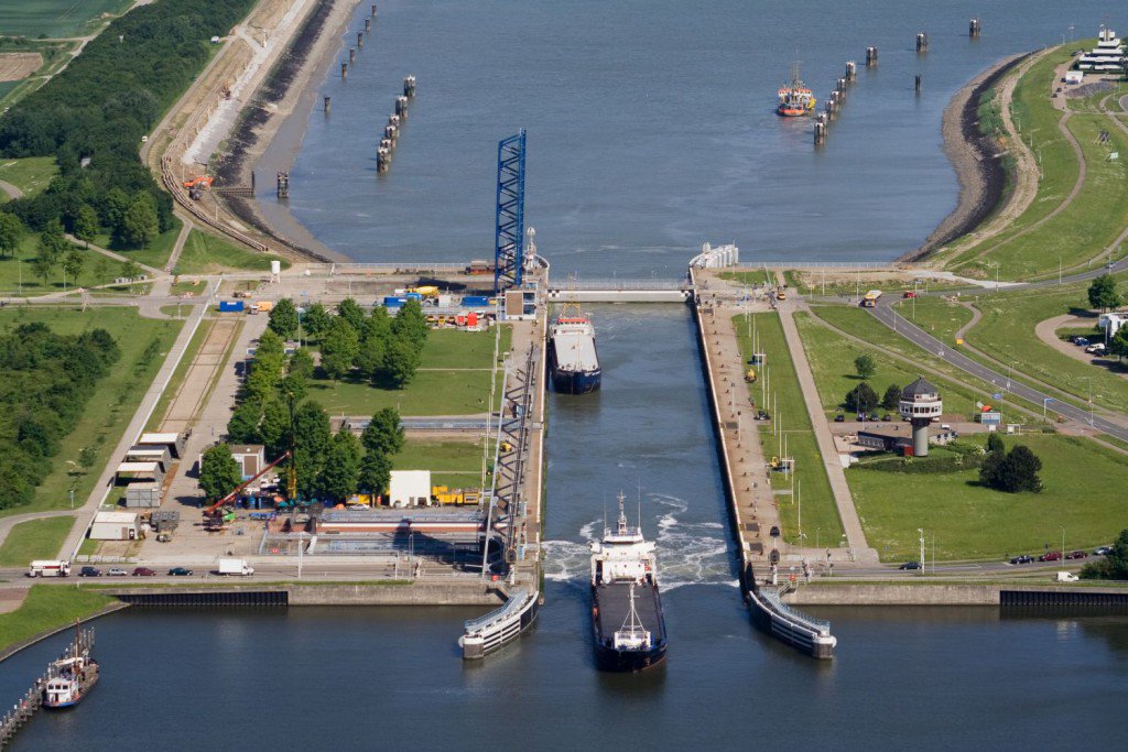 <a href="/IstimewaElektro/">Istimewa Elektro</a> voert samen met Van der Straaten variabel onderhoud uit aan  sluizencomplex Terneuzen in opdracht van <a href="/Rijkswaterstaat/">Rijkswaterstaat</a>