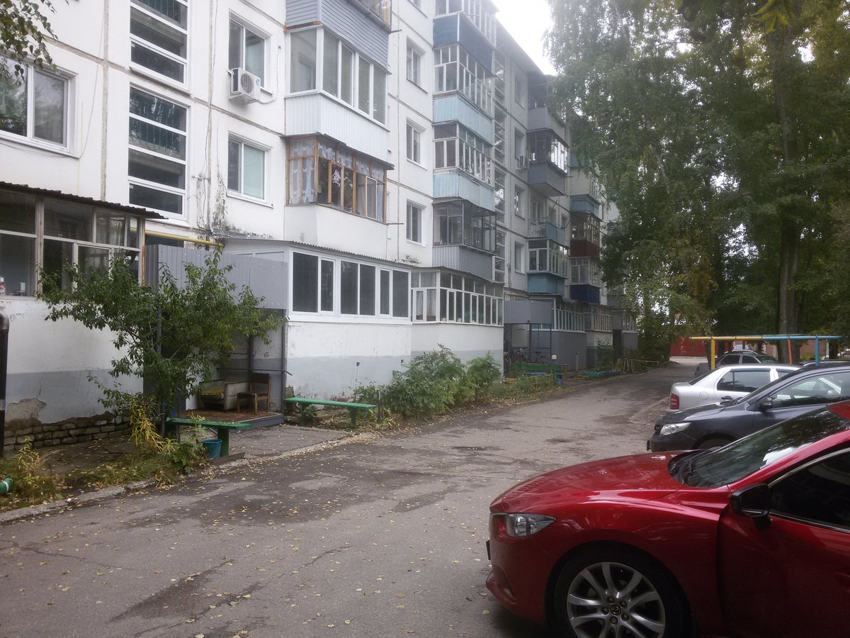 Ремонт входных групп по ул.Пожарского, 35. Утепление дверей. Установка информационных досок.