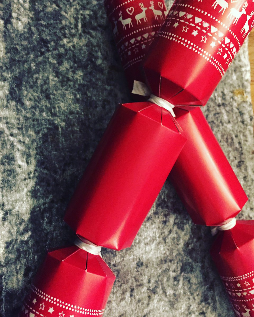 TouchOfSparkle_'s tweet photo. Limited time only Christmas Day crackers with a pair of Christmas clips £4! Each https://t.co/5OunP5nmdi