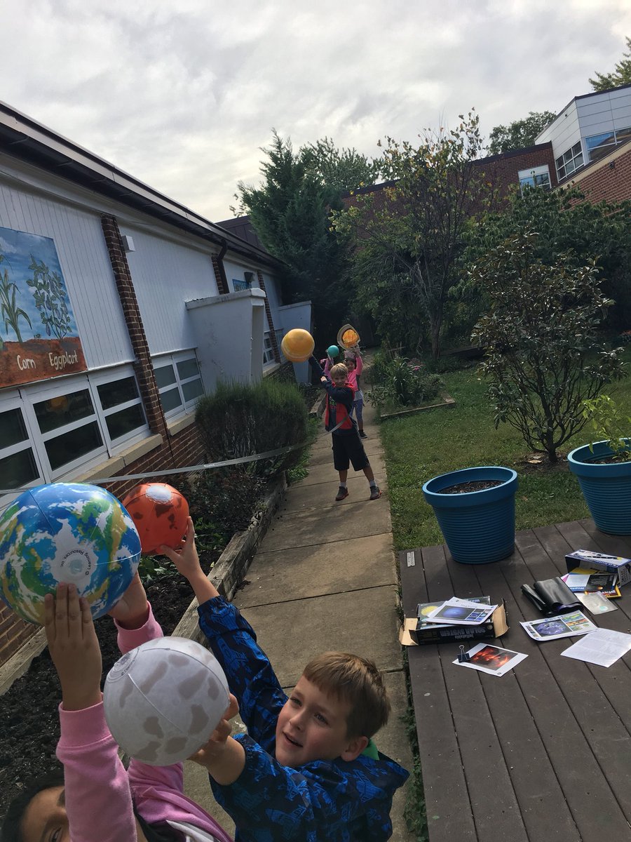 KWBdelli's tweet photo. Making a scale model of the distances between the planets using #inflatableplanets. @KWBJurkevics @lsullivan @BarrettAPS #KWBPride #space https://t.co/a1UDCIuwFN