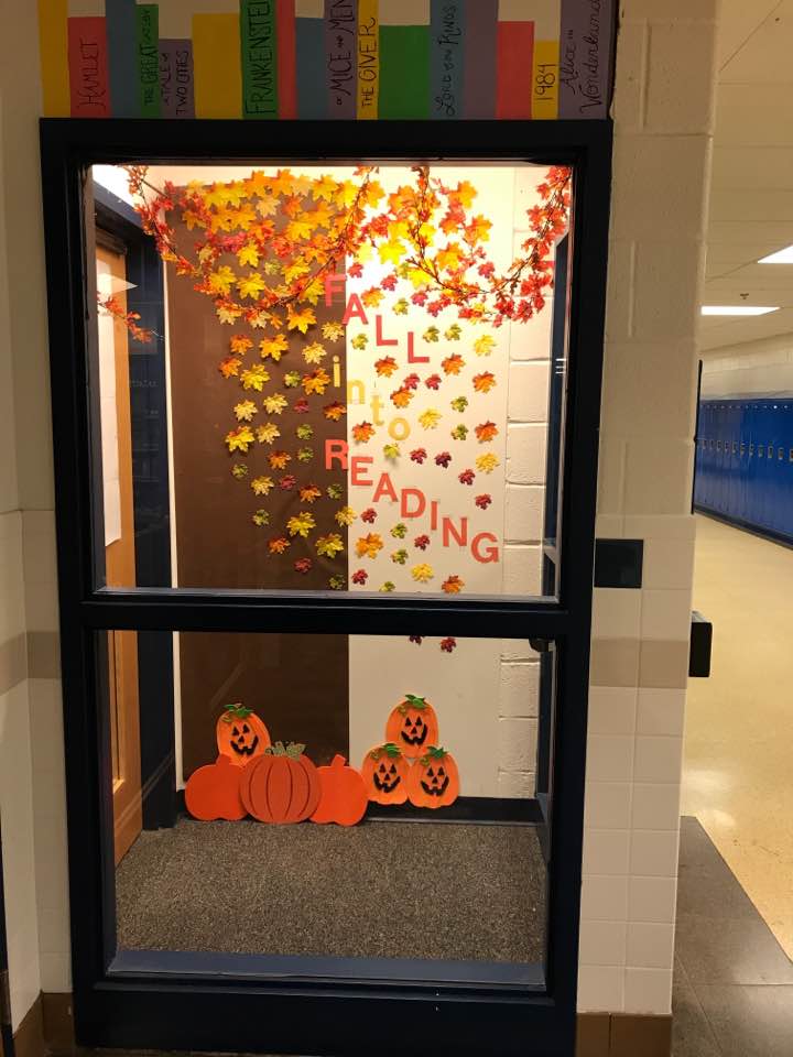wtwlib's tweet photo. Fall into reading in the library.@WTWCavalry #scarygoodbooks https://t.co/xUMkjUMB8m