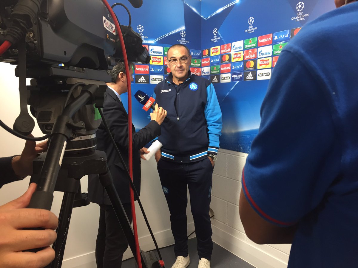 Sarri già scatenato: "vorrei vedere 11 facce di cazzo che palleggiano in faccia a quelli del Manchester..." 😂 #ManchesterCityNapoli