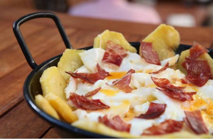 davidfraj's tweet photo. Estoy viendo la receta Huevos Rotos con Jamon, aqui os pongo una imagen https://t.co/6cOzo3Lla7