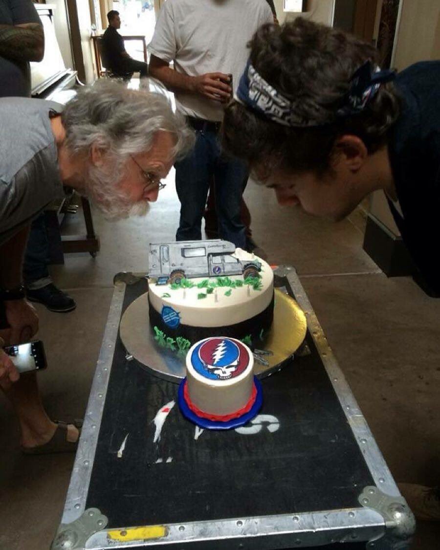 deadandcompany's tweet photo. One band. Two of the same birthdays. Fate much? Happy Birthday, @BobWeir and @JohnMayer! ⚡️🎂⚡️ https://t.co/e3azwdgxrt