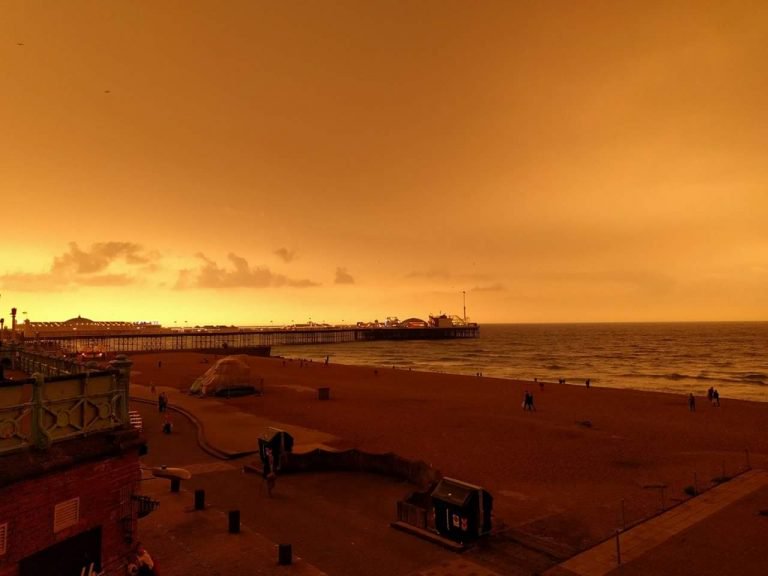 Enjoying the beautiful skies today in Brighton 👀